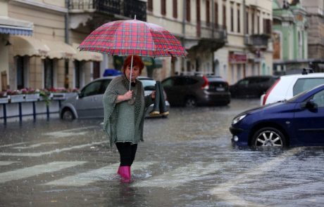 Zaradi poplav dramatične razmere v delih Hrvaške, prebivalce evakuirali s čolni