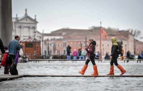 Večji del Benetk se je danes znova znašel pod visoko plimo