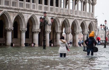 Markov trg v Benetkah, ki je kljub poplavam znova dostopen, so danes preplavili turisti