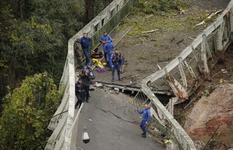 Most v Franciji, ki je pod sabo pokopal voznika tovornjaka in 5-letno dekle, se je zrušil zaradi pretežkega tovornjaka