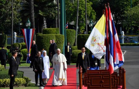Papež na Tajskem pozval k zaščiti otrok in žensk pred spolnim turizmom in otroško prostitucijo