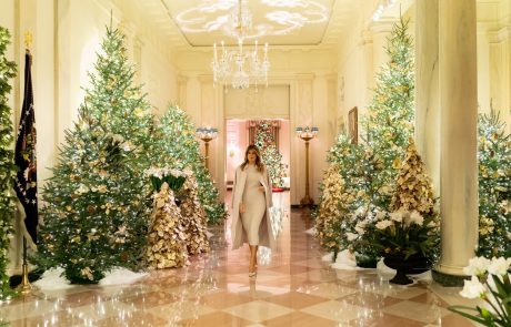 Po lanskih kritikah tokrat precej drugače: Melania letos praznično okrasila Belo hišo v duhu Amerike