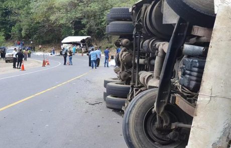 Ena najbolj smrtonosnih prometnih nesreč v Indoneziji zahtevala že 35 smrtnih žrtev