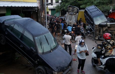 Število žrtev poplav in plazov v Indoneziji narašča