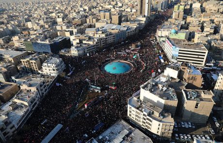 Sto tisoče ljudi na žalnih slovesnostih za Solejmanija v Teheranu, ajatola ob krsti zajokal