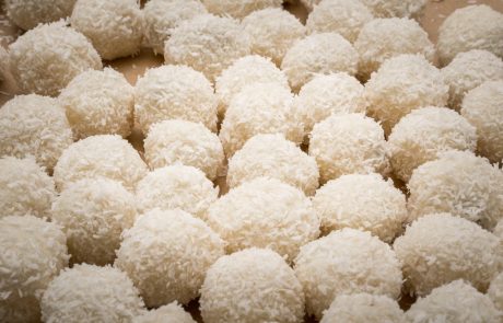 RECEPT: Skoraj kot rafaelo – presne kokosove kroglice