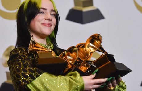 18-letna Billie Eilish je najmlajša in prva glasbenica, ki je pobrala Grammyje v štirih glavnih kategorijah (foto)