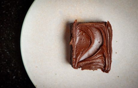 ENOSTAVEN RECEPT: Super sočen veganski čokoladni kolač iz treh sestavin