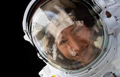 Američanka Christina Koch se bo v zgodovino zapisala kot ženska, ki je v vesolju preživela rekordnih 328 dni