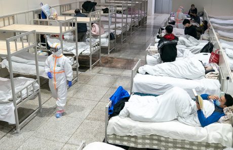 Wuhanski zdravniki svarijo pred napakami, predvsem pred pomanjkljivo zaščito evropskih kolegov pri koronavirusu