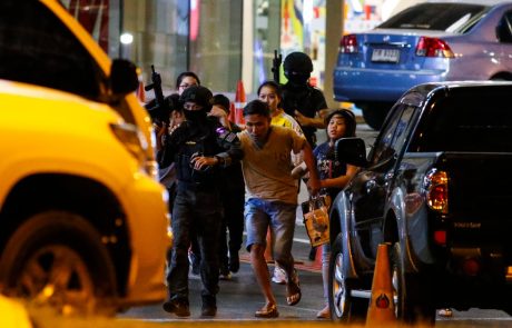 V napadu tajskega vojaka ubitih najmanj 26 ljudi, preden so tajski ostrostrelci ubili tudi napadalca