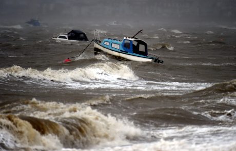 Nevihta Ciara se pomika po Evropi, zahtevala prvo smrtno žrtev