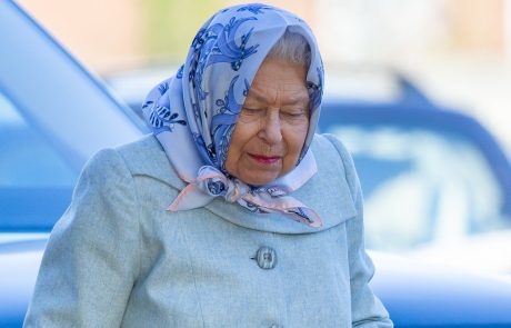 Svet je v skrbeh zaradi najnovejše poteze kraljice Elizabete: “Še naprej bo prejemala zdravniško pomoč”
