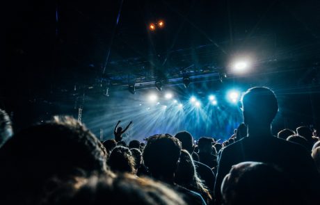 Na glasbenem festivalu se je z novim koronavirusom okužilo skoraj 1000 ljudi