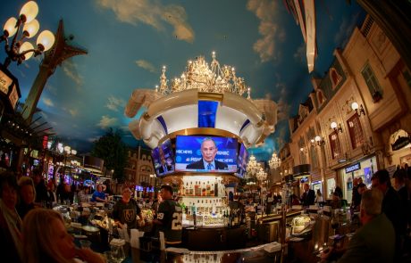 Bloomberg dražil Trumpa s plačanimi oglasi sredi Las Vegasa