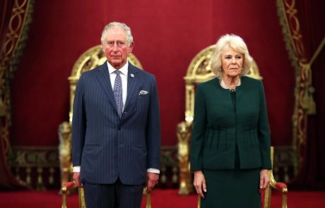 Britanski princ Charles je po okužbi z novim koronavirusom po posvetu s svojim zdravnikom danes končal samoizolacijo