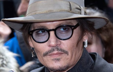Johnny Depp je izdal skladbo s precej aktualnim naslovom in napovedal izid albuma
