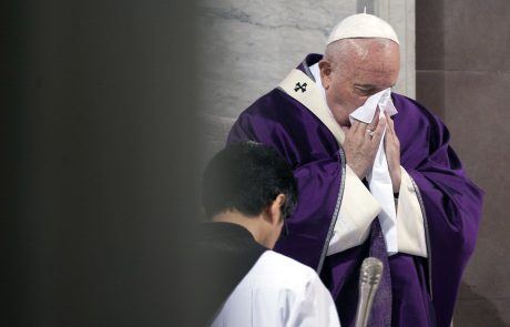 Papež poziva duhovnike, naj bodo pogumni in pomagajo obolelim s koronavirusom
