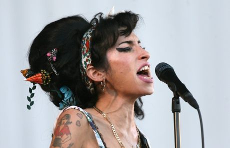 Na dražbi bodo ponujali več kot 800 osebnih predmetov Amy Winehouse: “Zelo težko je pripravljati dražbo v sodelovanju s starši, ki jim je umrl otrok”