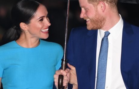 Harry in Meghan se manj kot dve leti po pravljični poroki na windsorskem gradu danes dokončno poslavljata od aktivnega članstva v kraljevi družini