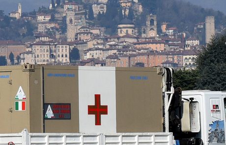 Svojci žrtev covida-19 v Italiji od oblasti zahtevajo 100 milijonov evrov odškodnine