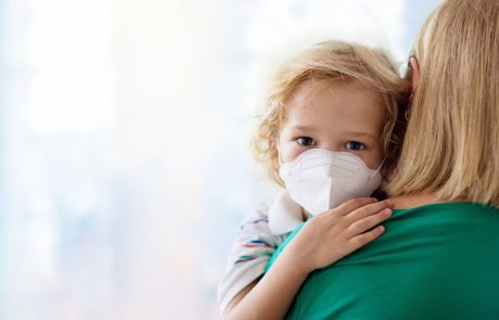Otrok do konca prve triade z blagimi znaki okužbe dihal ne bodo več testirali