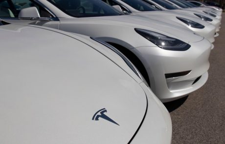 Tesla zaradi tehnične napake odpoklicala pol milijona vozil