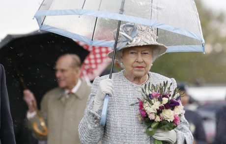 Kraljica Elizabeta prvič po več mesecih zunaj: Neverjetno, kaj je počela …