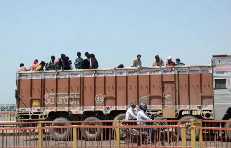 Evropska komisija poziva države k omejitvi potovanj iz Indije