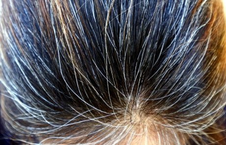 Skriti v nekaj sekundah: poznamo najboljši trik proti sivim lasem in nepobarvanemu narastku