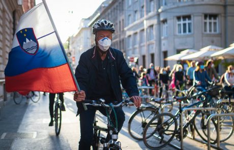 Petkovi protestniki Pahorja označili za “slamnatega predsednika”: “Ali vas je res tako strah Janeza Janše?”