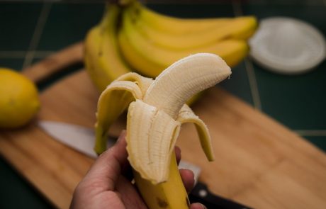 Vsakdo ga zavrže, a pozitivno vpliva na zdravje – v prehrano vključite bananin olupek