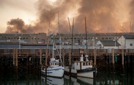 V znamenitem pristanišču v San Franciscu, ki je priljubljena turistična atrakcija, pogasili obsežen požar