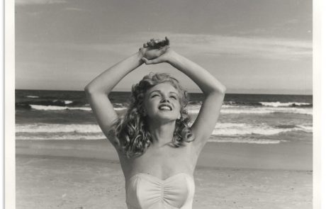 Polaroidni posnetki mlade Marilyn Monroe, ki bodo šli na dražbi za med (foto)
