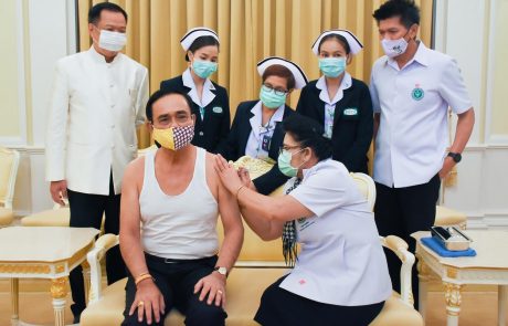 Je AstraZeneca cepiva raje po dvojni ceni prodala na Tajsko in zato ne more izpolniti obveze do EU?
