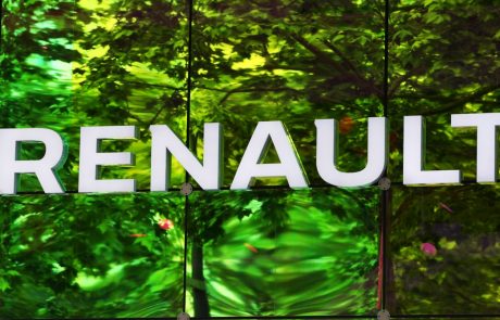 Renault bo tovarno pri Parizu preoblikoval v obrat za ponovno rabo rabljenih vozil in baterij
