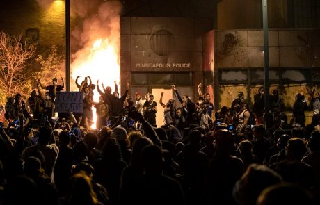 V Minneapolisu so se že tretjo noč zapored nadaljevali hudi protesti zaradi policijskega nasilja, zažgali celo policijsko postajo