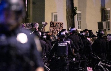 Trump z vojsko in policijo nad mirne protestnike pred Belo hišo