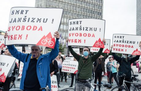 Janša zahteval policijski pregon protestnikov zaradi transparentov