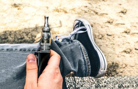 Nizozemska bo prepovedala elektronske cigarete s sadnim okusom