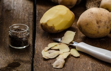 Olajšajte si lupljenje krompirja s tem preprostim trikom – potrebujete le eno vilico