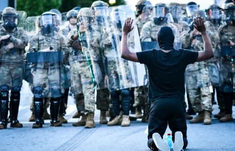 V Atlanti po smrti temnopoltega moškega med aretacijo protesti in odstop vodje policije