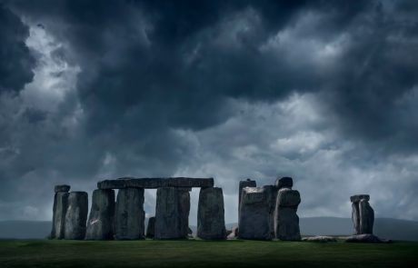 Arheologi blizu največje prazgodovinske znamenitosti v Angliji odkrili skrivnostne jaške