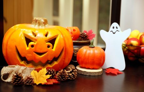Šolske počitnice so kot nalašč za ustvarjanje: Preproste halloween dekoracije, ki jih lahko ustvarjate skupaj z otroki (video)