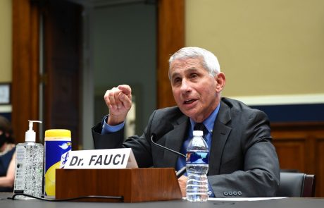 Direktor ameriškega Nacionalnega inštituta za zdravje Fauci svari pred 100.000 okužbami na dan