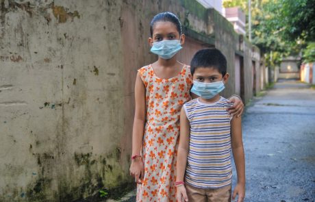 Študija: Otroci, mlajši od pet let, imajo v nosu od deset- do stokrat več genetskega materiala novega koronavirusa kot starejši otroci in odrasli