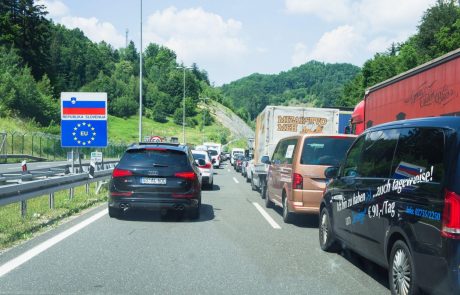 Promet na mejnih prehodih s Hrvaško in Avstrijo močno povečan