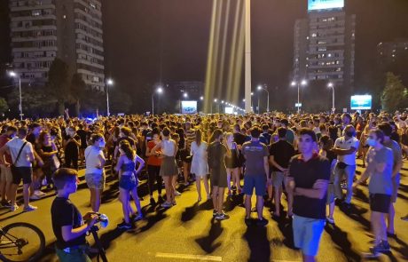 Na beograjskih ulicah znova več tisoč protestnikov