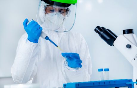 Bruselj bo s 128 milijoni evrov podprl 23 raziskovalnih projektov o pandemiji