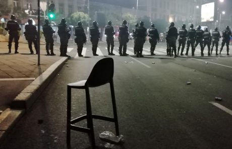 V Beogradu zopet izbruhnilo nasilje med protestniki in policisti